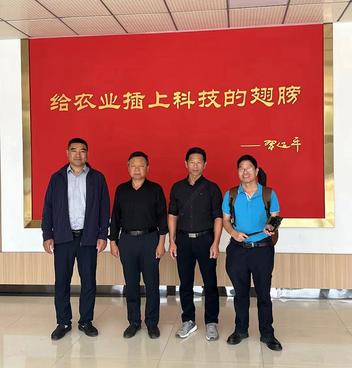 廣東省普寧市農(nóng)科所馮順洪所長、國家甘薯產(chǎn)業(yè)技術(shù)體系濟寧綜合實驗站黃成星站長來金藤公司指導(dǎo)
